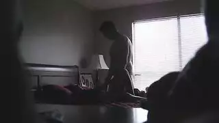 عاهرة ناضجة كبيرة الثديين بأذرع رفيعة في فيلم إباحي