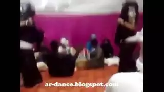 الراقصة العربية العاهرة تئن بينما تُقذف على ثدييها