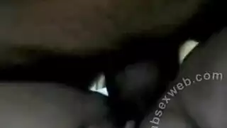 عربية مثيرة تفتح ساقيها على مصراعيهما لضرب فرجها