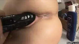 ثلاث ضد واحد صريح: شاب يأخذ كل فتحاتهن في جنس عنيف