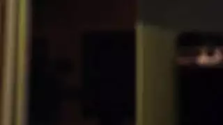 سياسية ممتلئة الصدر تأخذ قذفاً كثيفاً على وجهها