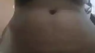 الفتاة الجنوب آسيوية الساخنة تصبح عارية ومستعدة للجنس الشرجي