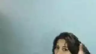 دمية مراهقة شقراء تُخترق مزدوجًا ويُبصق عليها في فيلم إباحي
