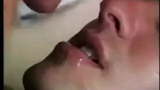 جماعي مزدوب بقسوة: سبعة رجال يوسعون فتحاتها في القبو