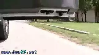 يدخلون اشياء غريبة في كس البنا