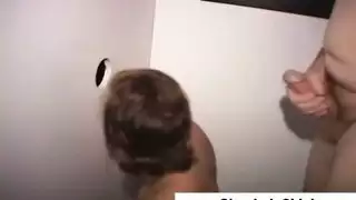 زوجتي تشاهدني وأنا أقذف في فيلم إباحي صريح