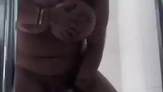 مص قضيب في الحمام وجنس بين الثديين من فتاة ذات حلمات مثقوبة
