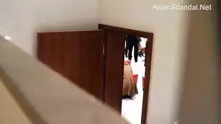 امرأة صينية في حوض من الساتان تمارس الجنس بقوة