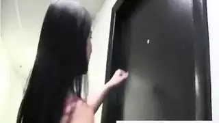  جلسة فردية صريحة: لمس بالأصابع وهزاز على فرج مبلل بعد إثارة من أفلام إباحية