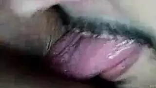 العاهرة المبتدئة تختنق بالقضيب وتنكح بوضعية الكلب