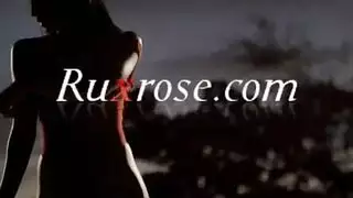 سكس رومانسي ساخن جداً الشقراء الجميلة أم بزاز كبيرة تحب حبيبها يأكل كسها وتتمحن بقوة الفيديو الإباحية