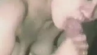 عاهرة فلبينية شابة تستنزفها عدة أعضاء ذكورية بعد الشرب