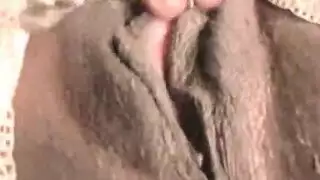 يمصا شفرتيها