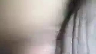 آسيويين متبادلين يلعقون القضيب والفرج في ثلاثي على شراشف سوداء
