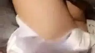 سمراء هواة مثارة تحب المص ثم تضرب فتحاتها بعمق