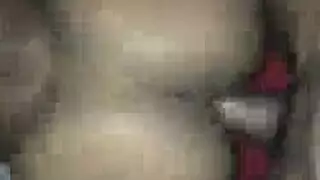 تفتيح ساقيها النحيفتين لإثارة بظرها ولحس مهبلها