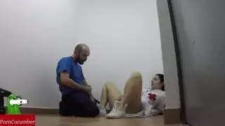 عامل الصيانة يلعق كس الممرضة المبلل قبل أن ينيكها بقوة