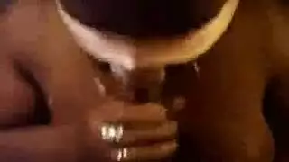 ترتدي عصابة عينين لمص ساخن ثم تُمارس معها الجنس القوي بعنف