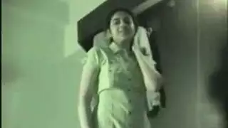 سمراء مثيرة في جوارب تثير ثم تظهر فرجها الضيق