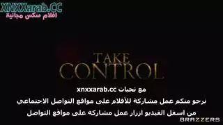 أنجيلا وايت تجلس فوك الموظف على المكتب أمام الاجتماع