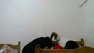 فتاة مصرية محجبة تتدفق كريمة في جلسة جماعية جنسية قاسية