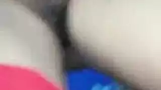 ربة منزل مثيرة تأخذ قضيب البستاني في جلسة جنس صاخبة
