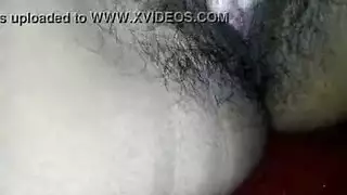 فتاة سمراء تبلل قضيبه بالزيت المثير