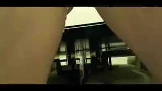 الفتاة المجعدة تحصل على العصا السحرية ثم تركب قضيبًا سميكًا صلبًا