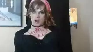 عاهرة ثنائية الجنس يتم إصبعها بقوة في موقع سياحي عام