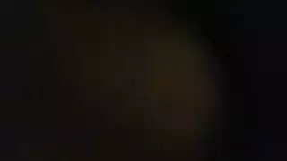 عاهرة شقراء في جوارب تخترق مزدوج وتُغطى بالسائل المنوي