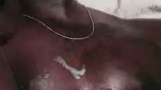 الشاب الأسود المفتول يضخ قذفًا داخليًا ساخنًا بالداخل
