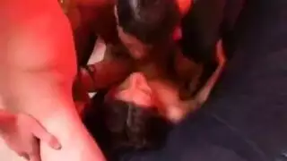 امرأة سمراء عاهرة مارس الجنس في ملهى ليلي من قبل رجل يتقاضى أجرًا