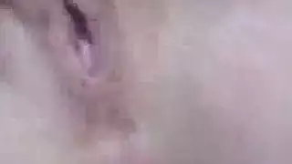 فتاة ثانوية شابة تأخذ قضيبًا في غرفة نومها