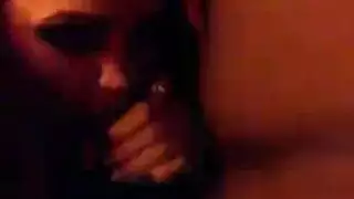 ترتدي تنورة وتخفي الكس