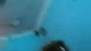 علاقة صيفية: ملابس داخلية زرقاء تُخلع لجلسة إباحية خام