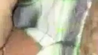 قضيب كبير صلب يدفع في فرج غنيمة الضيق