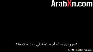 ولد فحل ينيك ام صديقته المغريه فتدخل عليهم اختها الممحونه