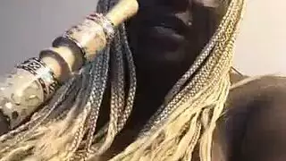 نفث ثم نيك: كنزي تمص القضيب ثم تركبيه بقوة