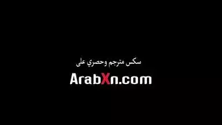 القبض على متلصص في الحمام، تهيمن عليه امرأة ناضجة