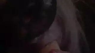 المرأة المتزوجة القذرة تلعب بكسي أثناء جنس صعب