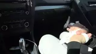 استراحة غداء إباحية قاسية: زوجة عاهرة تأخذه في كل ثقب