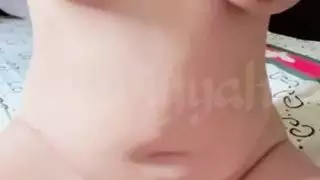 فتاة عربية ممتلئة الجسم إباحية صريحة: تتعرى وتفرد فرجها المشعر