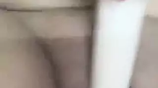 فتاة عربية تأخذ خيارًا وشمعًا في كسها