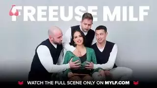 كس هذه العاهرة هو الوليمة المثالية لقضيب كبير