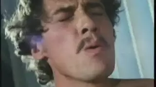 صديقي المتلهف يقذف داخل فتحتي الرطبة