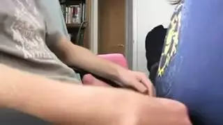  مراهقة تسبل لعابها على قضيبه في مص إباحي مبلل