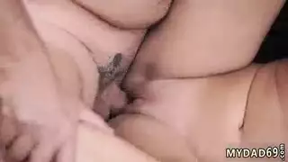 زنجي كبير مع شقراء صغيرة