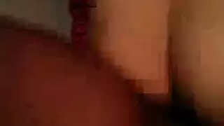 لطيفة مكتنزة تنتج محتوى صريح لأصدقائها لحفلة جنسية قادمة