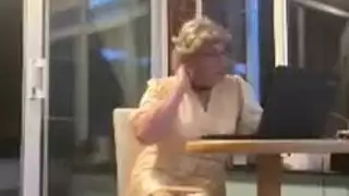 عاهرة شيميل مثيرة تركب زينة عطلة