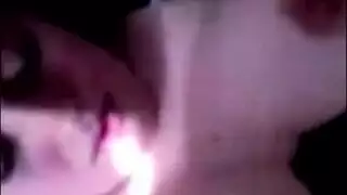 صديقة عربية تمت finger بقسوة قبل أن تأخذ قضيبًا سميكًا
